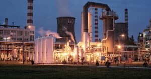 Firma care operează Lukoil în România va fi lichidată. Analiștii avertizează asupra tranzacțiilor subterane cu petrol rusesc