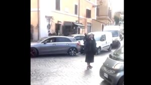 Emilia Jitaru, călugărița din România ce a devenit virală la Roma. Dirijează traficul ca un polițist adevărat (VIDEO)