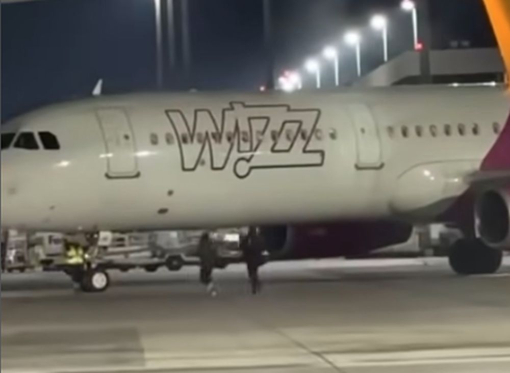 După precedentul creat de români, trei britanici au fugit după avion, tot pe pista aeroportului din Koln