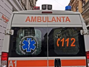 Ambulanţă militară, implicată într-un accident rutier în Bucureşti. Două persoane au fost rănite