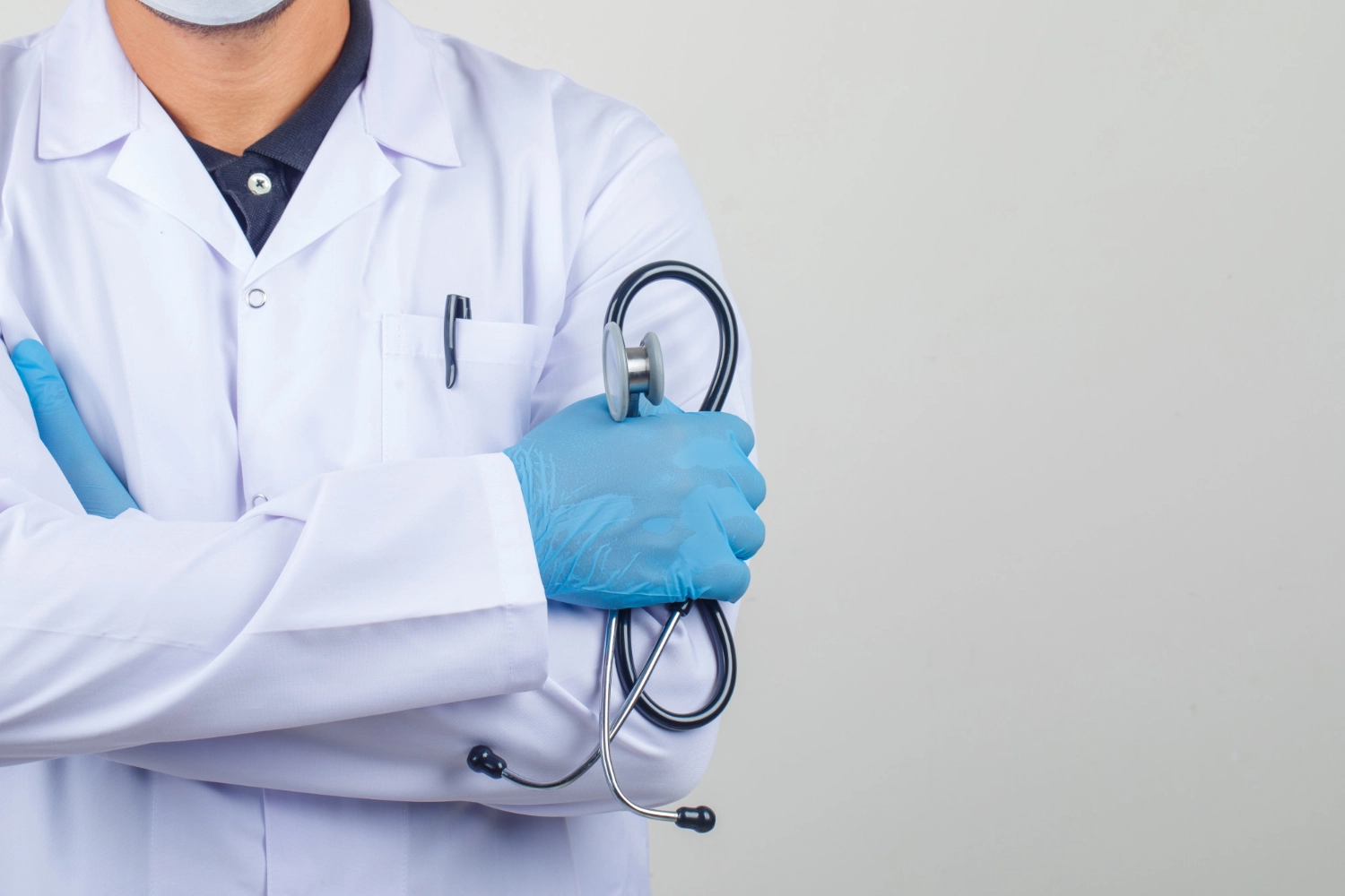 Femeie angajată ca medic primar de medicină sportivă, cercetată după ce nu s-a prezentat la locul de muncă, deşi figura ca fiind prezentă pe toată durata programului