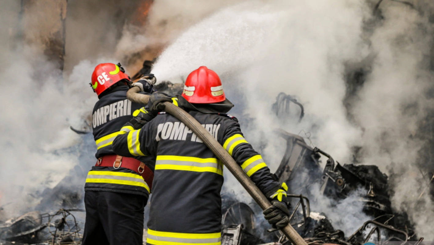 Incendiu puternic la o hală cu tractoare. Nu sunt anunțate victime
