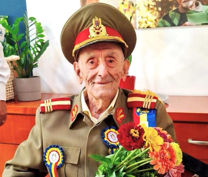 Un expert în istoria nazismului critică dur decizia lui Nicușor Dan de a-l decora pe veteranul de război Ion Vasile Banu: „Este extraordinar de prost sfătuit” / Cum argumentează