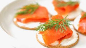 Lot de file de somon marinat, retras din magazine după depistarea bacteriei Listeria Monocytogenes