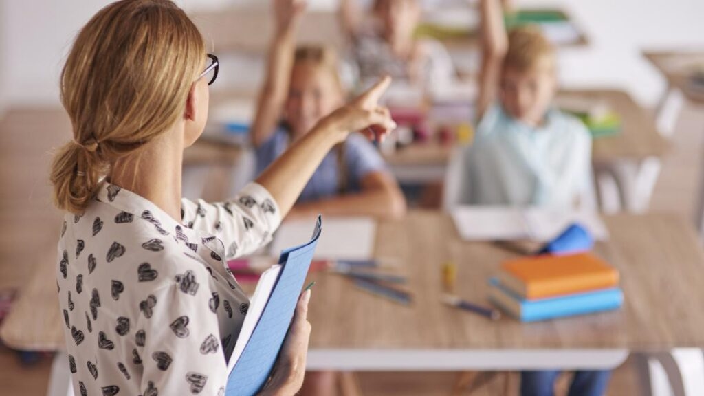 Dificultățile cu care se confruntă foarte mulți profesori. De ce are nevoie sistemul de învățământ / video