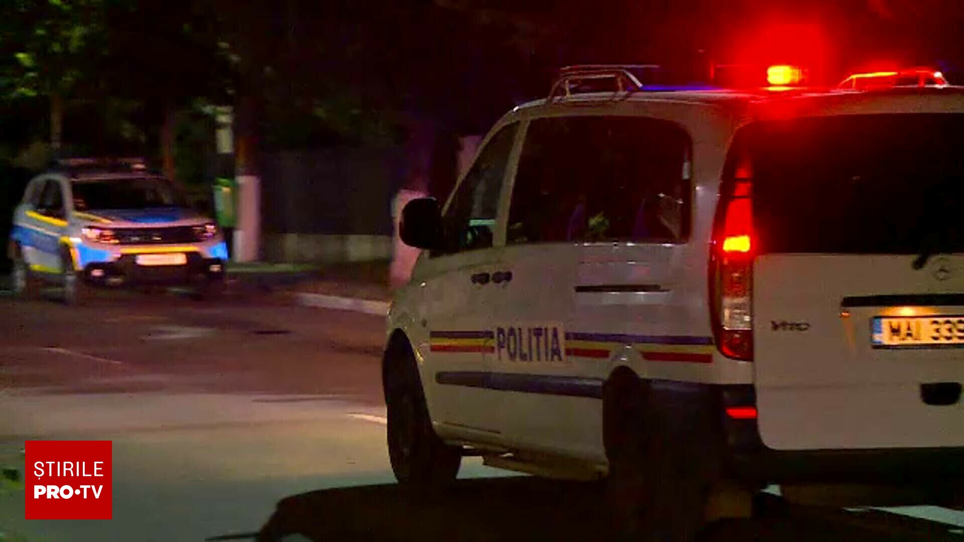 Desfășurare de forțe în Mureș în urma unui scandal între trei frați. O autospecială a Poliției a fost avariată