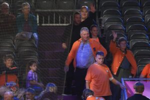 Cum a apărut Van der Vaart, venit direct de la București, în fieful marii rivale din Rotterdam » A asistat la un recital al Olandei, cu partenera Polman pe parchet