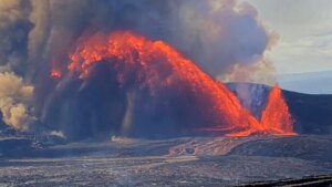VIDEO Erupție violentă în Hawaii: Fântâni de lavă de 300 de metri, filmate chiar înainte ca o cameră să fie înghițită de Kilauea
