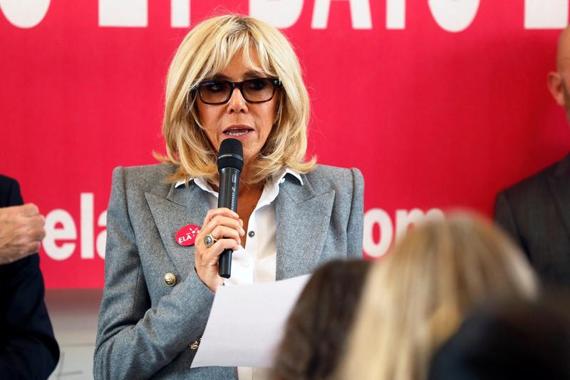 Scandal în Franța, după o filmare în care Brigitte Macron le insultă pe activistele care au dat peste cap spectacolul unui comediant acuzat de viol