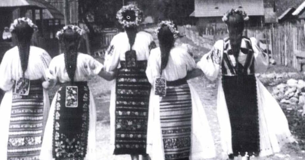 Cum să-ți faci părul ca o româncă autentică. Pieptănăturile și împletiturile tradiționale românești și balsamul neaoș pentru un păr lucios