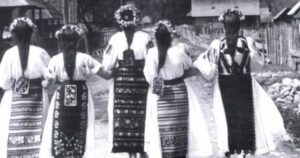 Cum să-ți faci părul ca o româncă autentică. Pieptănăturile și împletiturile tradiționale românești și balsamul neaoș pentru un păr lucios