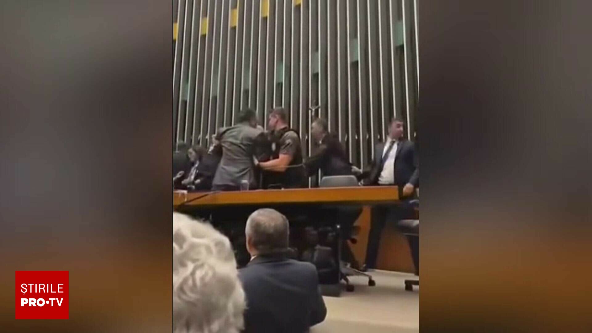 Bătaie în Parlamentul Braziliei provocată de legea ce i-ar scurta pedeapsa lui Jair Bolsonaro cu 25 de ani
