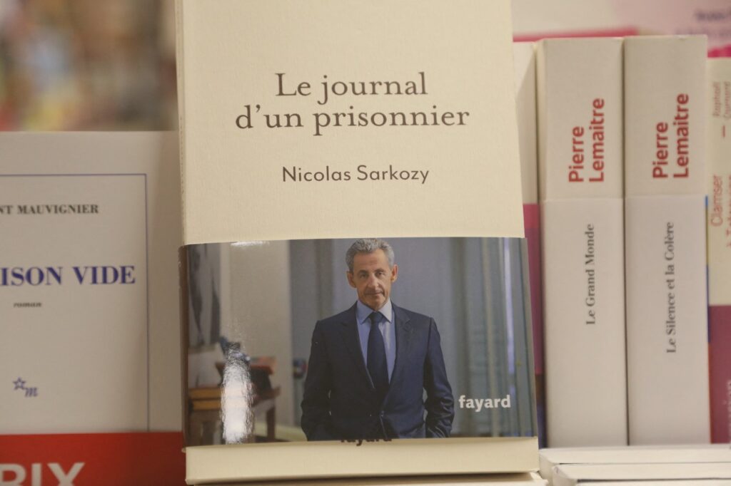Sarkozy și-a lansat cartea „Jurnalul unui prizonier”, în care descrie cele 20 de zile petrecute în închisoare