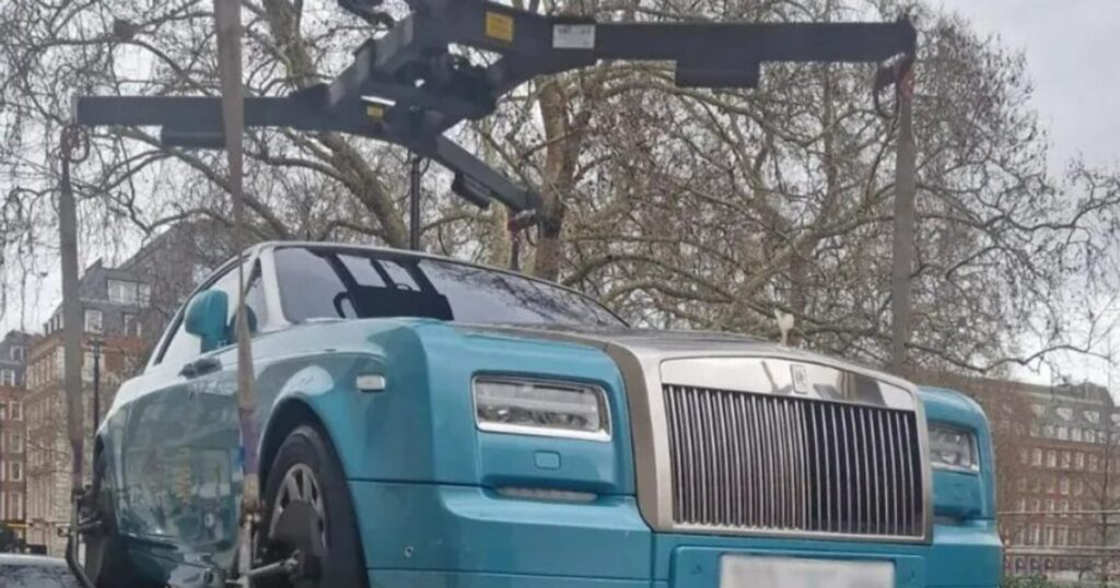 Bogații din centrul Londrei parchează unde doresc, pentru că nu le pasă de amenzi. Un Rolls Royce de peste 250.000 de euro, ridicat de pe trotuar