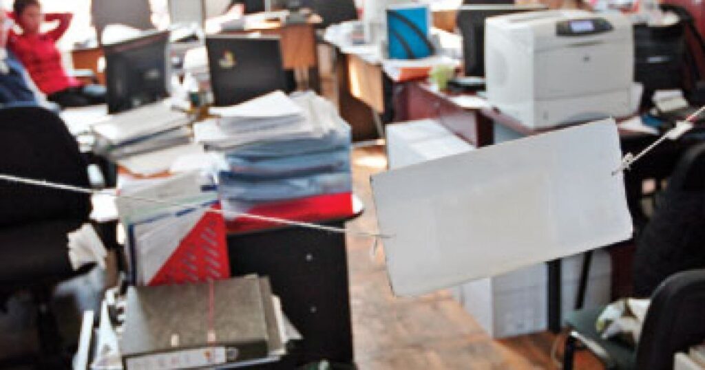 Bugetarii își justifică ineficiența reclamând birocrația, corupția și favoritismul din administrație