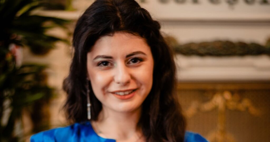 „Teatrul, o experiență necesară pentru cei care vor să aibă acces la cunoaștere și să ajungă la esența lucrurilor”. INTERVIU cu regizoarea și autoarea Monica Pop