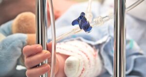 O fetiță a ajuns în comă din cauza unei complicații rare a gripei. De ce se simte tatăl vinovat