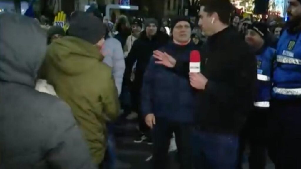 Jurnalist România TV, agresat la protest: O femeie a recunoscut în direct că nu e foarte informată cu privire la ce protestează