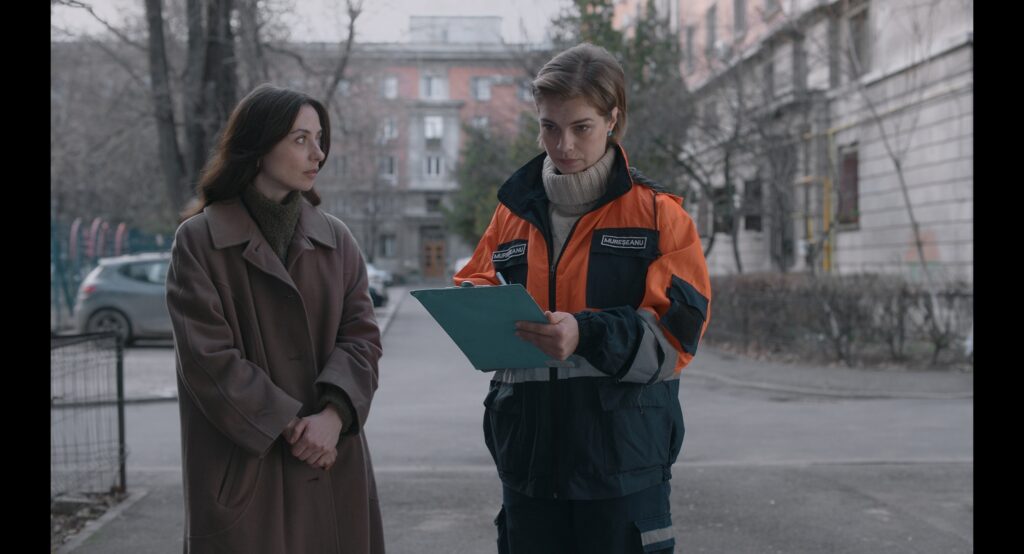 „Trăim într-o lume în care copiii nu mai ajung la înmormântarea părinților”. Interviu cu regizorul care a transformat o poveste reală într-un film despre oamenii care mor singuri