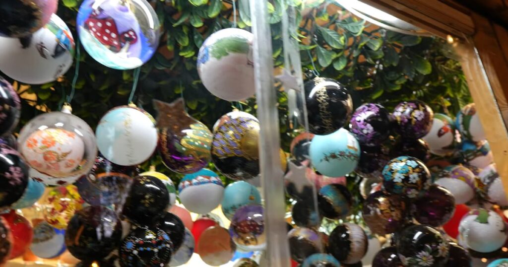 Bărbat amenințat cu interdicție de un an după ce a cumpărat zeci de cărucioare cu globulețe de Crăciun dintr-un magazin de grădinărit