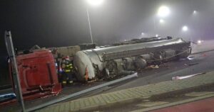 Cisternă încărcată cu amoniac răsturnată pe DN 5, între Bucureşti şi Giurgiu. A fost activat planul de intervenţie chimică