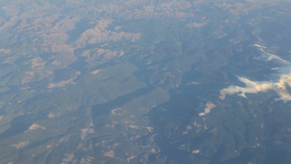 Barajul Vidraru aproape secat, văzut din avion / foto