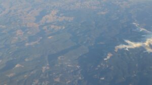 Barajul Vidraru aproape secat, văzut din avion / foto