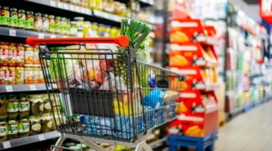 România ar putea avea noi reguli pentru alimente: Comerciații vor ca data expirării să fie scoasă