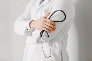 Dr. Cătălin Badiu: „Încercăm să comunicăm cu tinerii medici deja din facultate; le recomand să facă cât mai multe practici în secţiile sau în specialităţile pe care şi le doresc pentru a vedea dacă se potrivesc”