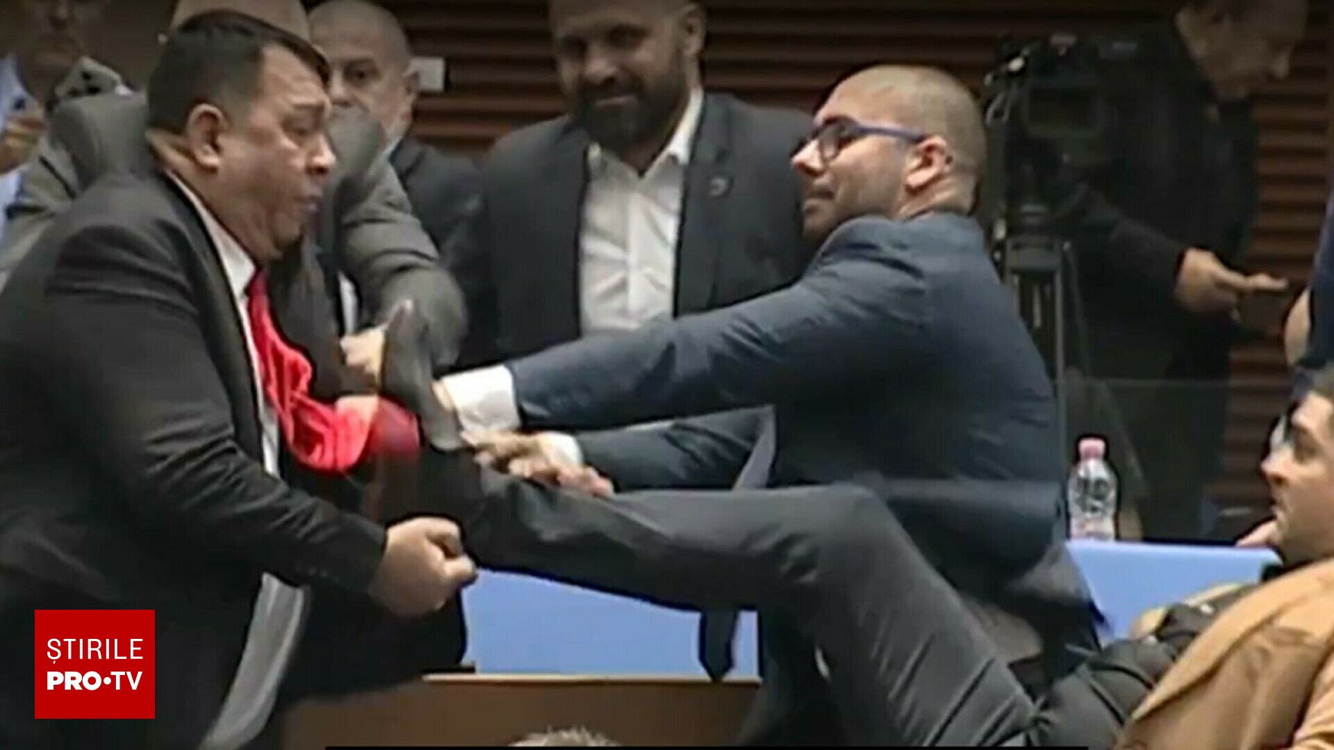 Bătaie în Parlamentul din Bulgaria în timpul dezbaterii bugetului de stat. Acuzații dure. VIDEO șocant