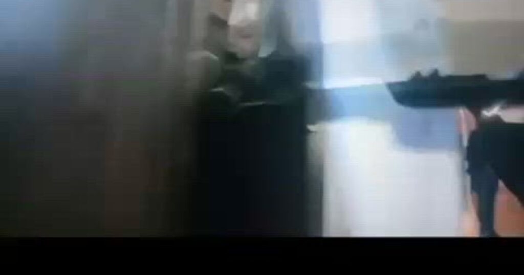 Momente dramatice în Capitală: alpiniștii salvatori au coborât de pe bloc și au intrat pe geam pentru a salva o femeie