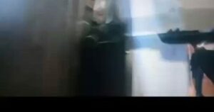 Momente dramatice în Capitală: alpiniștii salvatori au coborât de pe bloc și au intrat pe geam pentru a salva o femeie