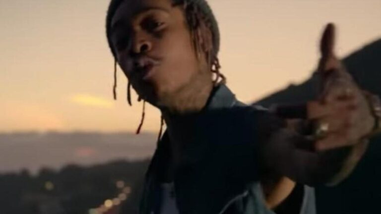 Rapperul Wiz Khalifa, care a fumat marijuana la Beach, Please!, condamnat la închisoare cu executare în România
