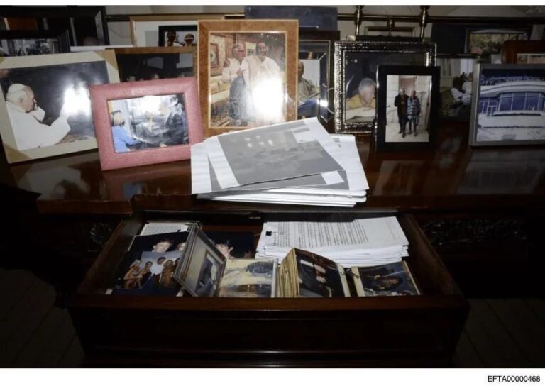 Administrația Trump răspunde acuzațiilor de cenzurare a dosarului Epstein. Fotografia care a fost retrasă de pe site-ul Departamentului de Justiție