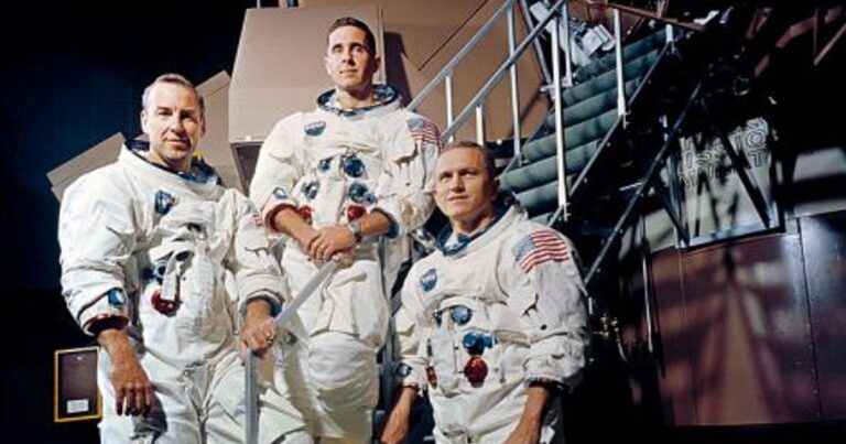 24 decembrie: Ziua când Apollo 8 a orbitat pentru prima dată în jurul Lunii. Echipajul a realizat o misiune de Crăciun