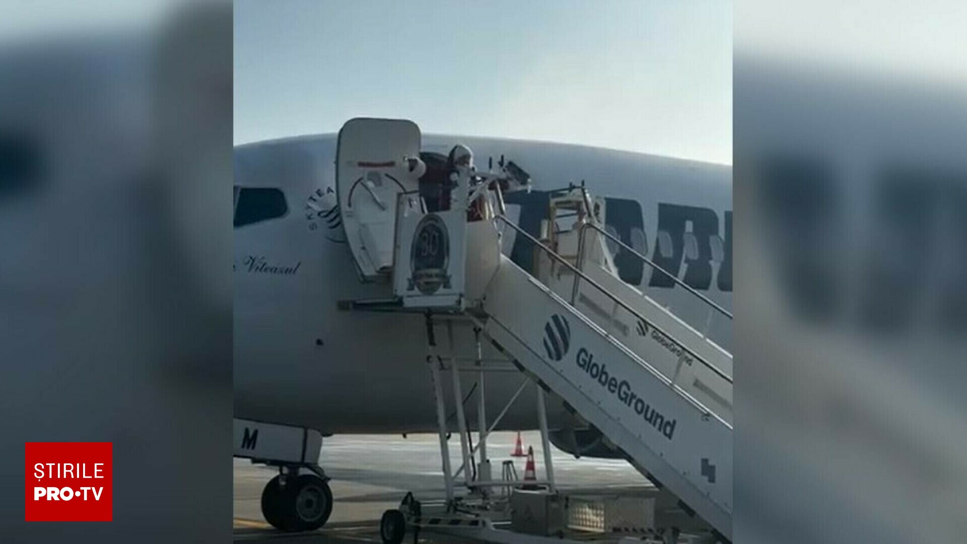 Moș Crăciun a ajuns pe Aeroportul Otopeni. A oferit cadouri pasagerilor și a „dirijat” simbolic aeronave | VIDEO