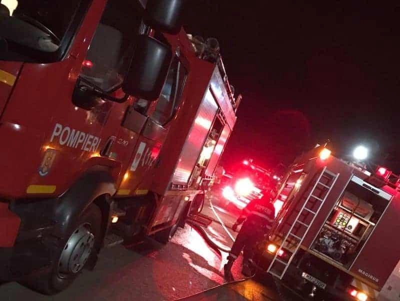 Explozie într-un bloc din Oneşti: deflagraţia a fost urmată de incendiu