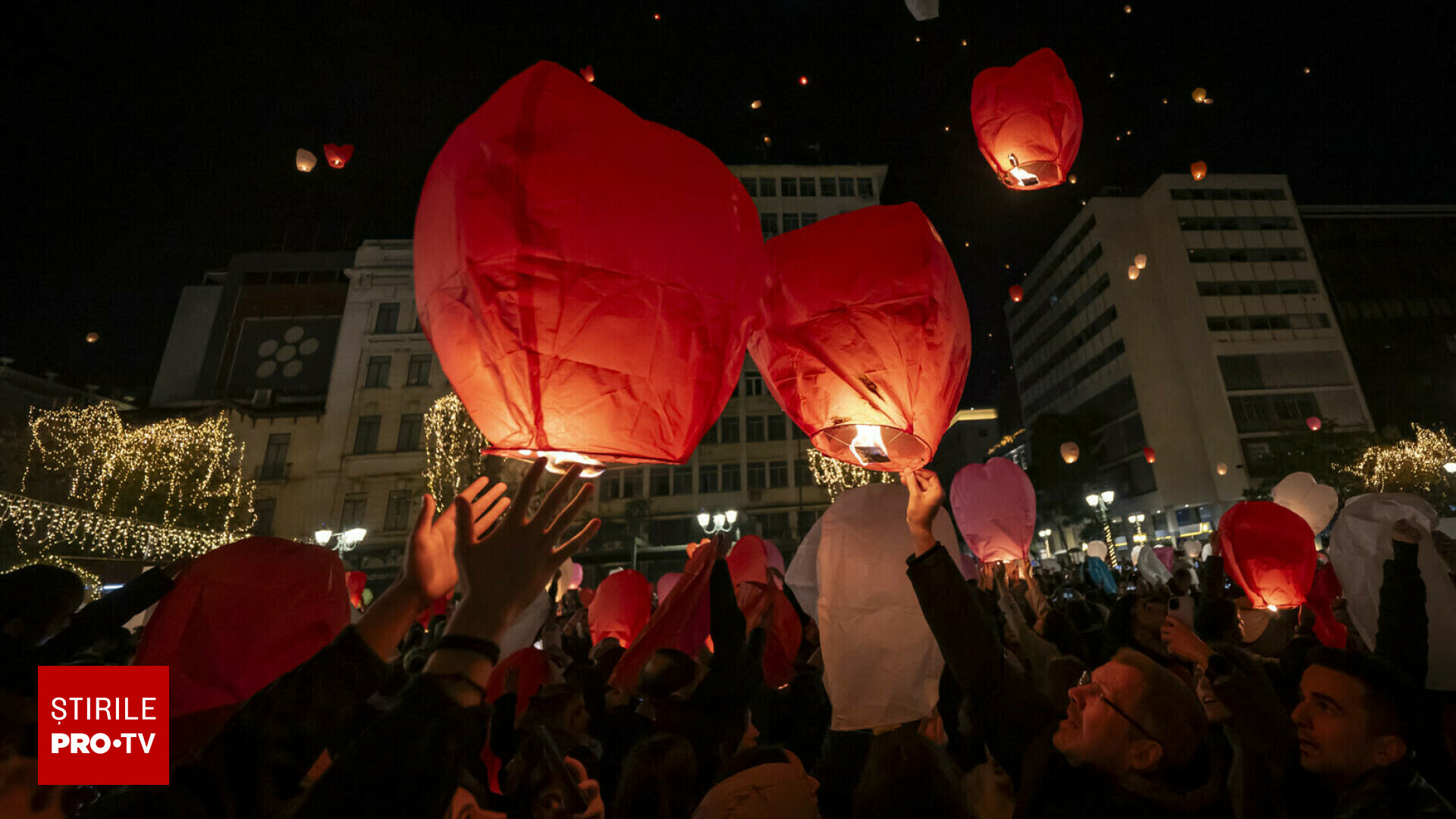 Sute de oameni au lansat lampioane cu dorințe în Atena. „Un moment magic pentru noi toți”