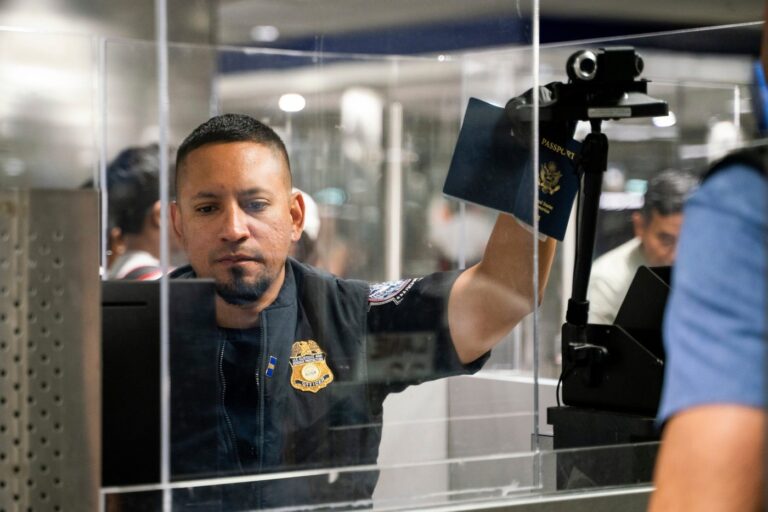 SUA fotografiază toți străinii care intră pe teritoriul său. Colectarea datelor biometrice, extinsă inclusiv la copiii sub 14 ani