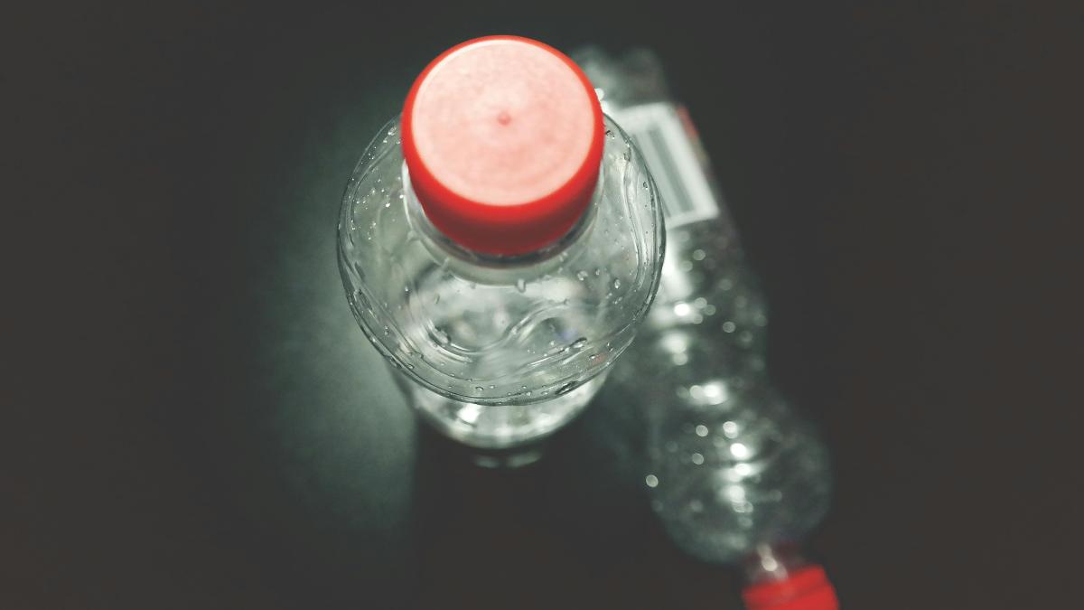 Plasticul ne schimbă hormonal. Mit demontat de un chimist. Cât de nociv este, cu adevărat, plasticul
