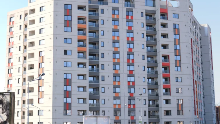 Comerțul și imobiliarele o iau razna în 2026: Managerii anunță creșteri de prețuri și concedieri
