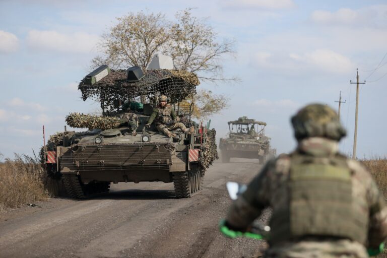 Soldaţi ruşi, acuzați de uciderea prizonierilor neînarmați / Ce a pățit o familie din Pokrovsk care a refuzat evacuarea și „i-a așteptat pe ruși”