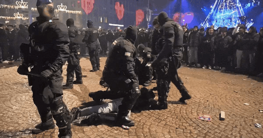 Haos de Revelion în Amsterdam: violențe fără precedent, doi morți din cauza artificiilor și biserică mistuită de flăcări