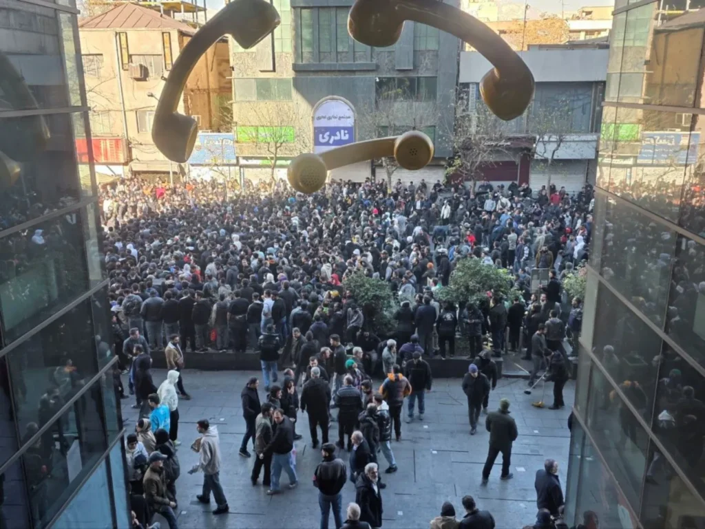 Iran: Mii de oameni ies din nou în stradă la Teheran, în a douăsprezecea zi de proteste împotriva regimului iranian