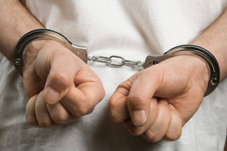 Un bărbat din Vaslui a reușit să fugă după ce i-a lovit pe polițiștii ce-l încătușaseră