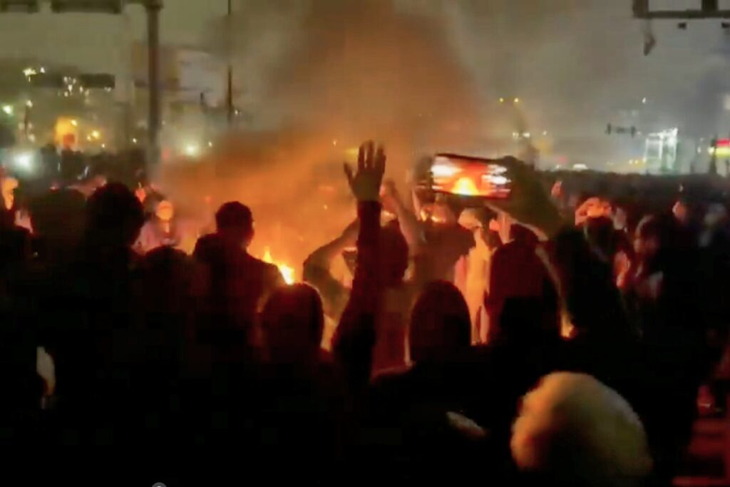 VIDEO „Ajutor! Ne împușcă!”. Focuri de armă trase în manifestanții din Iran. Oamenii au ieșit din nou în stradă, sub dronele autorităților / Zeci de cadavre, la morga din Teheran