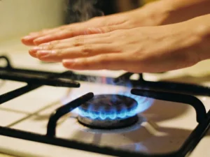 ‘Poate duce la moartea unei persoane în mai puțin de 40 de minute’: specialiștii explică ce riscă cei care își încălzesc casa cu flacăra de la aragaz
