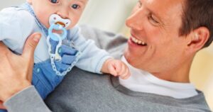 Nimeni nu te pregătește pentru asta: ce se întâmplă cu mintea unui bărbat când devine tată