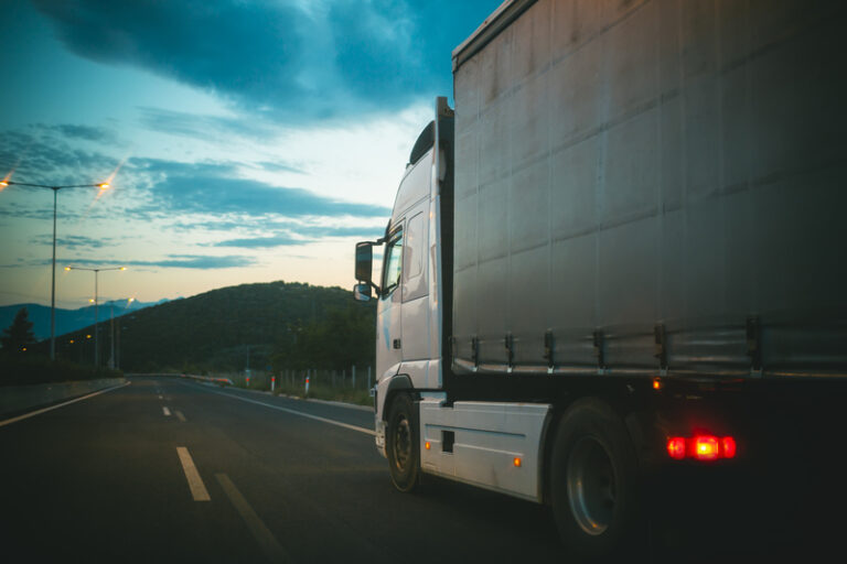 Apelul transportatorilor români către autoritățile Ungaria. UNTRR critică un ocol „forțat, taxat și disproporționat de peste 200 km”