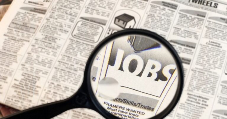 De frica scumpirilor, o treime dintre români își caută un al doilea job. Și pensionarii vor să se angajeze